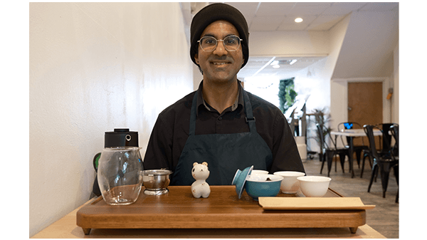 Maku serving Gong Fu Cha